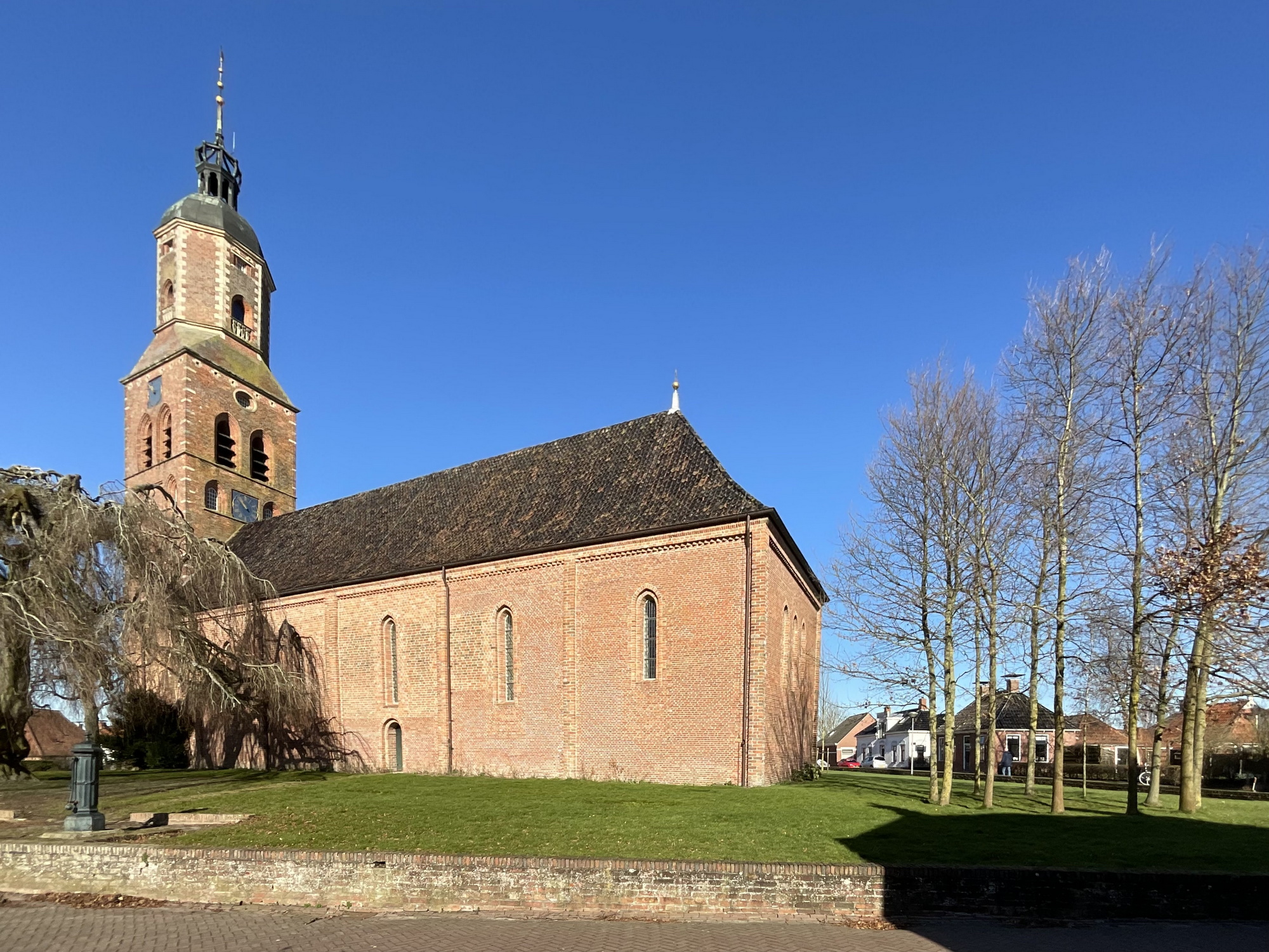 De kerk met de toren gezien vanaf het zuidoosten. Foto: ©Jur Kuipers.